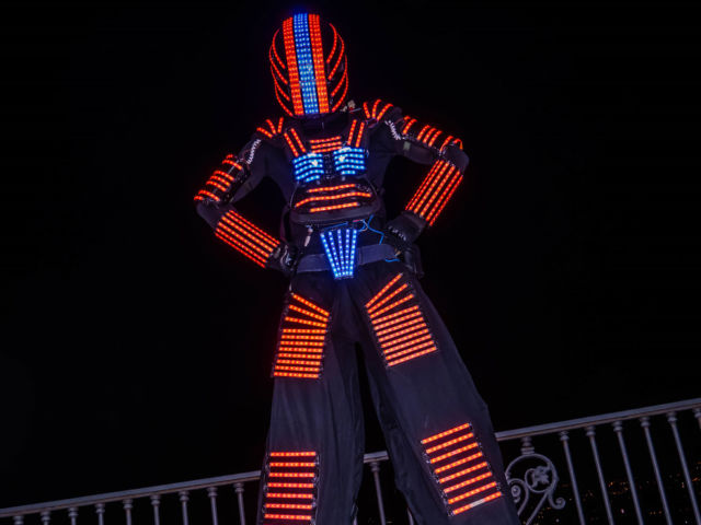 LED-ROBOT-ON-STILES